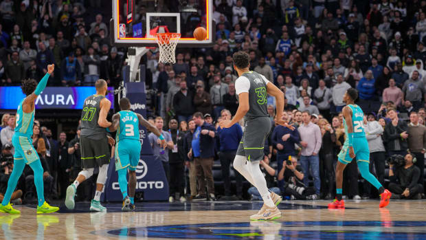 Karl-Anthony Towns misses last-second 3